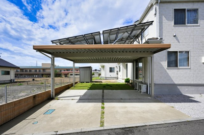 【駐車場】 | 桐生市相生２丁目　太陽光付き住宅 | 並列２台駐車可能なカーポートです！お客様も遊びに来やすいですね♪