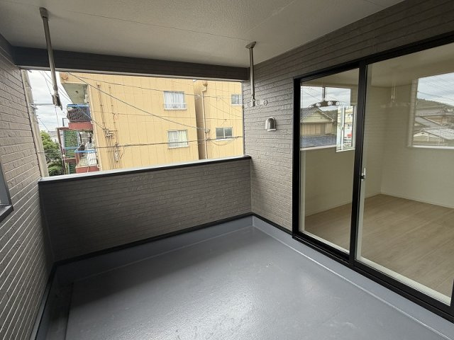 各務原市鵜沼朝日町5丁目　2号棟のバルコニー|インナーバルコニー。雨の日も安心で洗濯物を干してお出かけ出来ます。