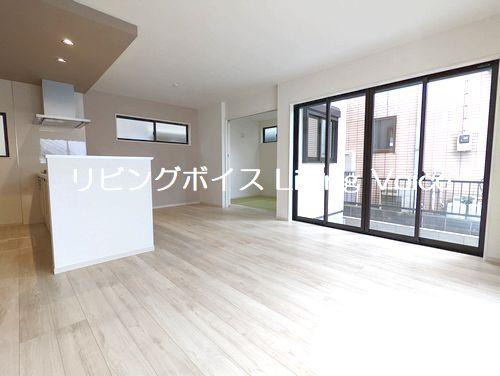 【居間・リビング】 | 【仲介手数料０円】海老名市下今泉2期　新築一戸建て　2号棟　全2棟 | 海老名市下今泉2期　新築一戸建て　全2棟