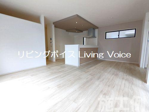 【居間・リビング】 | 【仲介手数料０円】海老名市下今泉2期　新築一戸建て　2号棟　全2棟 | 海老名市下今泉2期　新築一戸建て　全2棟