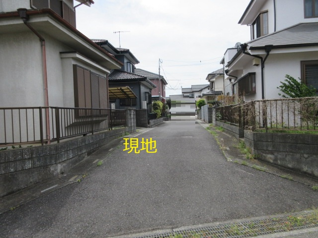 中古戸建　深谷市小前田1492-3（リフォーム住宅）の前面道路含む現地写真