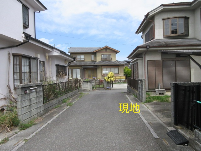 中古戸建　深谷市小前田1492-3（リフォーム住宅）の前面道路含む現地写真