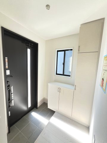 【玄関】 | 福岡市早良区田隈3丁目6期　1号棟（全1棟）【仲介手数料無料・0円】 | 施工例。施工例は完成時と異なる場合があります。