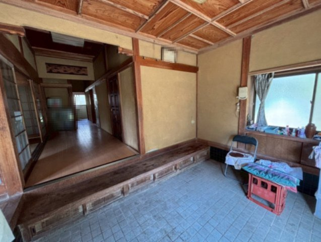 石岡市柿岡　中古戸建の玄関