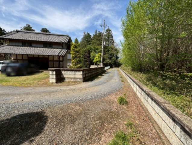 石岡市柿岡　中古戸建の前面道路含む現地写真