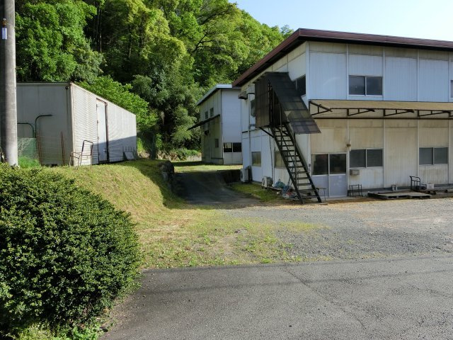 茂平貸倉庫の外観|該当物件は奥側の倉庫（手前の倉庫は別物件）