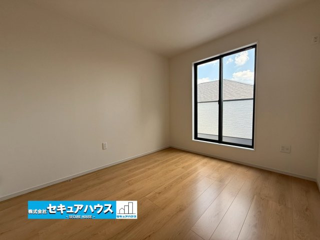 【同施工物件ご案内可】名古屋市南区楠町　全3棟の内観：施工例|【洋室イメージ】
◆広々とした居住空間は日々の暮らしを彩り、心のやすらぎと満足感を与えてくれます。通風と採光を考慮した設計は子供たちはのびのび育ち、家族でくつろぎと団らんを生み出します。