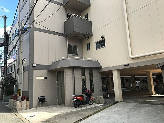 蛍池ハイツ西棟の玄関