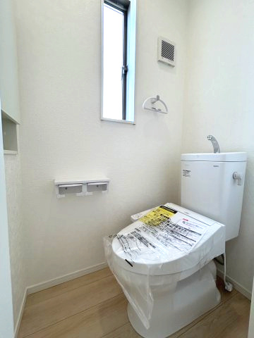 クレイドルガーデン前橋市青柳町第28　4号棟のトイレ|2階トイレです。清潔感のある白を基調としています。