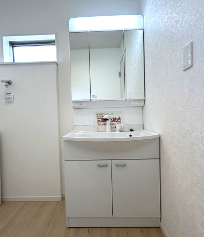 クレイドルガーデン前橋市青柳町第28　4号棟の独立洗面台|シャワー水栓付き洗面台で朝の身支度もバッチリです！
洗面台には収納スペースもあり洗面室もすっきり片付きますよ！