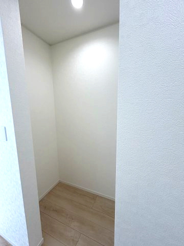 クレイドルガーデン前橋市青柳町第28　4号棟のその他|パントリー収納付きです。ストック品や調理器具の収納に重宝しますよ！