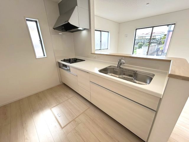 クレイドルガーデン前橋市青柳町第28　4号棟のキッチン|人気のカウンターキッチン採用です☆
コンロも３口ご用意しています！調理スペースも広くストレスなくお料理できます。
浄水器つきなので美味しいお水も飲めますよ♪