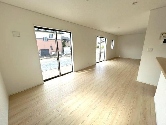 クレイドルガーデン前橋市青柳町第28　4号棟の居間・リビング|カウンターキッチンなのでお料理をしながら会話もできます。
夕食の支度をしながら、お子様の様子も見られて自然と会話も増えますよ♪