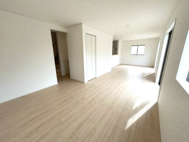 クレイドルガーデン前橋市青柳町第28　4号棟の居間・リビング|ゆったり過ごせる22.5帖リビングです
人気の対面式キッチンを配した空間はお好みの家具も合わせやすく、家族がくつろぐ快適な空間造りをサポート。窓からは明るい陽光が差し込みます。