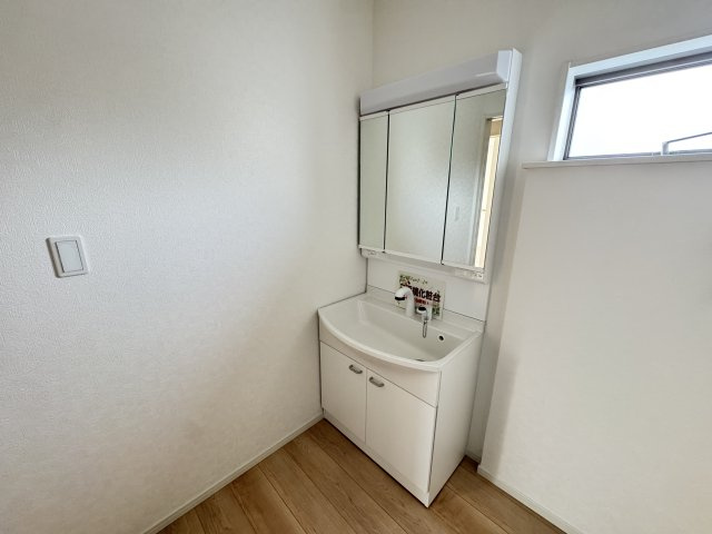 クレイドルガーデン前橋市青柳町第28　4号棟の独立洗面台|シャワー水栓付き洗面台で朝の身支度もバッチリです！
洗面台には収納スペースもあり洗面室もすっきり片付きますよ！