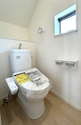 クレイドルガーデン前橋市青柳町第28　4号棟のトイレ|1階トイレです。清潔感のある白を基調としています。
温水洗浄・便座暖房機能の付いた快適なトイレです☆