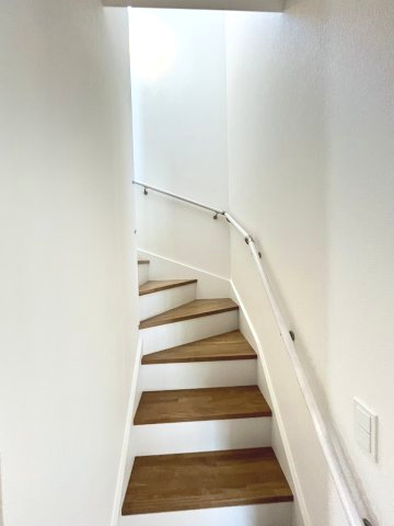 【内装】 | 福岡市早良区内野2丁目1期　1号棟（全1棟）【仲介手数料無料・0円】 | 現地写真。2階へ上がる階段です。手摺もついて安全ですね。