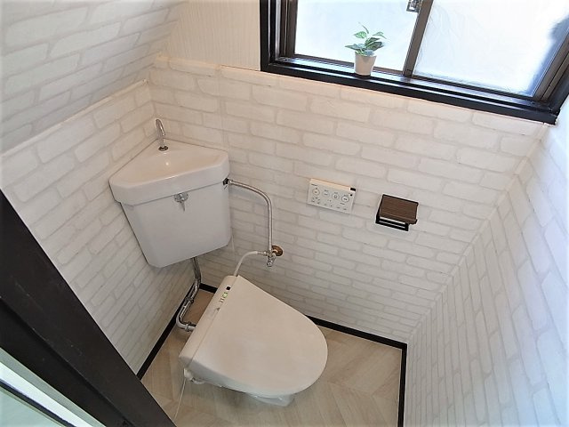 下谷上猪ころび戸建のトイレ|温水洗浄便座付きのトイレ