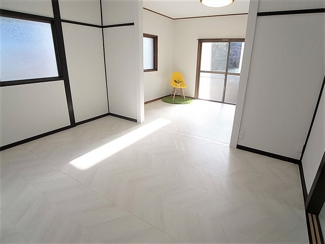 下谷上猪ころび戸建の居間・リビング|開放感の有る洋室12帖、リビングとしてどうぞ