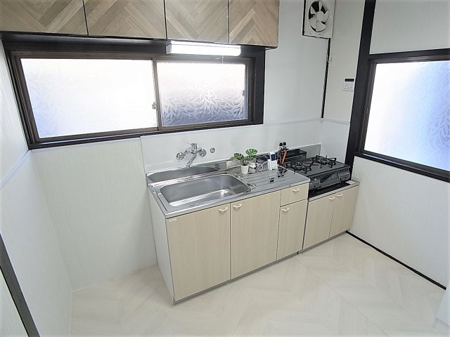 下谷上猪ころび戸建のキッチン|ガス2口コンロ付きの綺麗なキッチン