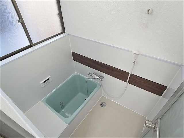 下谷上猪ころび戸建の浴室|追炊き機能付きのお風呂、窓も完備