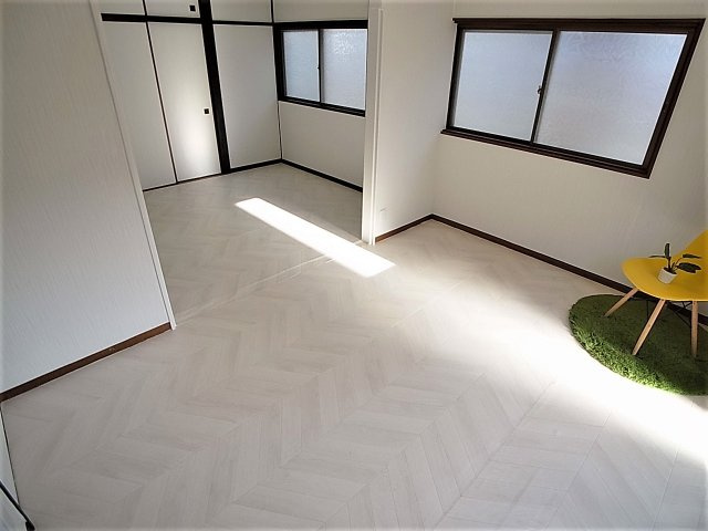 下谷上猪ころび戸建の居間・リビング|窓が多く、日当たり風通しも良好です