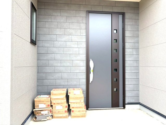 リーブルガーデン　瑞穂市十九条　全2区画分譲の玄関|【ピッキング防止機能付き玄関ドア錠】玄関ドアの鍵は上下に２つあり、内側の下段は脱着サムターンキー。
鍵を不正に開錠されても、もう１つの鍵でピッキングを防ぎます。防犯性の高い仕様になっています。