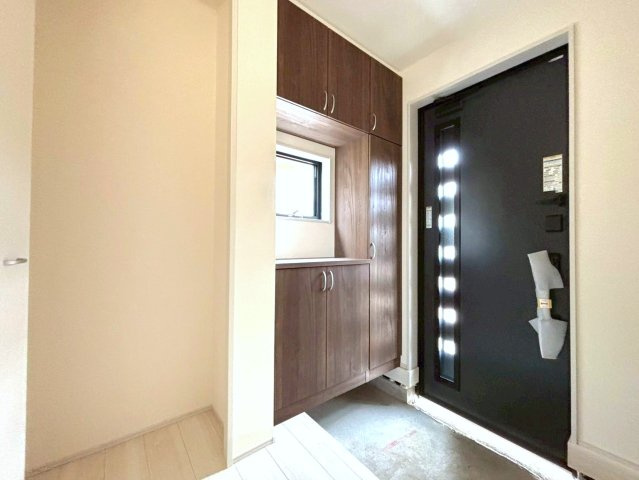 【商談中】リーブルガーデン　瑞穂市十九条　全2区画分譲の玄関|大容量のシューズ収納付きで玄関周りもすっきり！玄関ドアからの光が玄関ホールを明るくしてくれます。