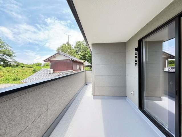 リーブルガーデン　瑞穂市十九条　全2区画分譲のバルコニー|バルコニーは南向きで洗濯物もよく乾きます！強度と表面積硬度を持つFPRで防水しています。