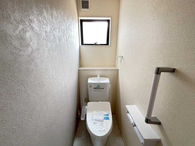 【商談中】リーブルガーデン　瑞穂市十九条　全2区画分譲のトイレ|超表面平滑加工とイオンパワーの「セフィオンテクト」加工で、汚れが付きにくく落ちやすい仕様で清潔です。
便器にフチがないので汚れが隠れて見えない部分がありません。お手入れがとってもラクラクです。