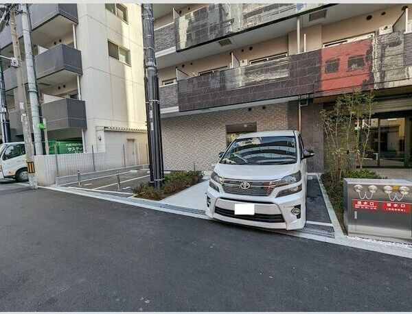 エスリード難波ザ・ブライトの駐車場