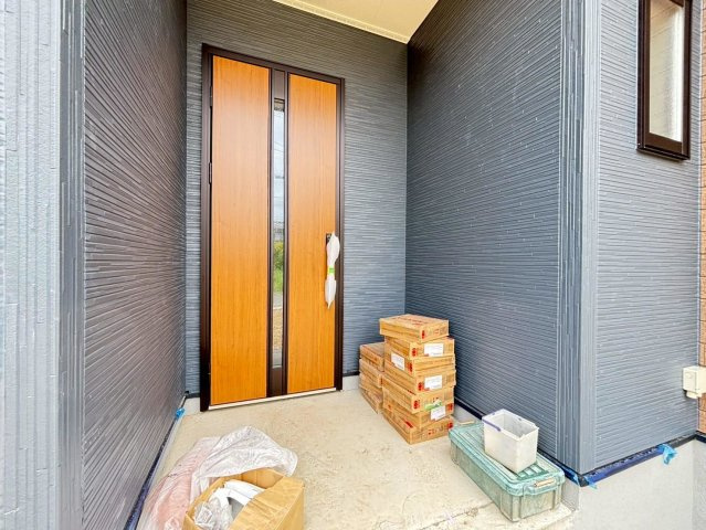リーブルガーデン　瑞穂市十九条　全2区画分譲の玄関|【ピッキング防止機能付き玄関ドア錠】玄関ドアの鍵は上下に２つあり、内側の下段は脱着サムターンキー。
鍵を不正に開錠されても、もう１つの鍵でピッキングを防ぎます。防犯性の高い仕様になっています。