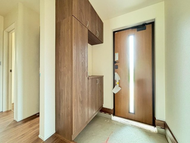リーブルガーデン　瑞穂市十九条　全2区画分譲の玄関|大容量のシューズ収納付きで玄関周りもすっきり！玄関ドアからの光が玄関ホールを明るくしてくれます。