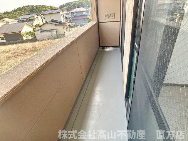 直方市大字上新入のアパートのバルコニー
