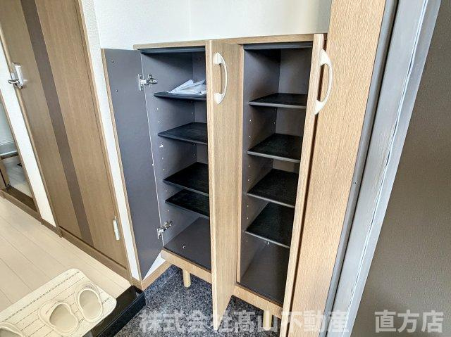 直方市大字上新入のアパートの玄関