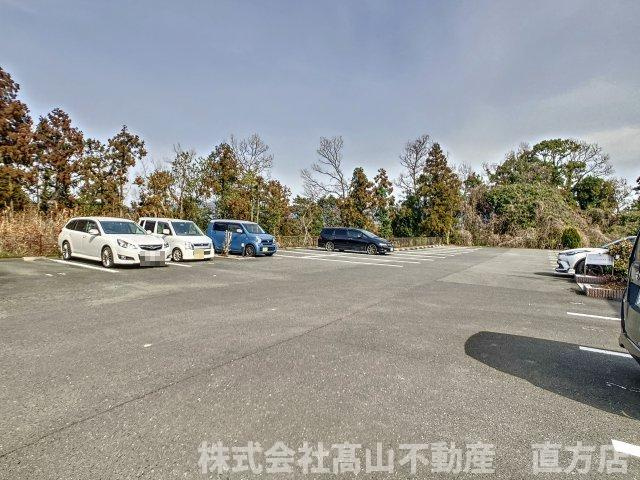 直方市大字上新入のアパートの駐車場