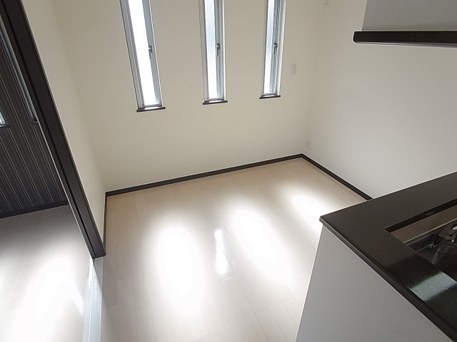 J・グランデ神戸谷上の居間・リビング|日差し差し込む明るいお部屋はオススメです