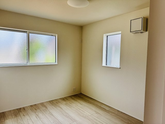 八王子市　川口町　平屋（新築一戸建て）０２期の洋室|～5.25帖の洋室　2面採光で明るく風通しの良いお部屋です～