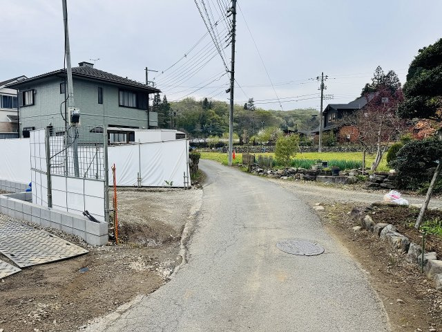 八王子市　川口町　平屋（新築一戸建て）０２期の前面道路含む現地写真|～北西側4ｍ道路に面しています～