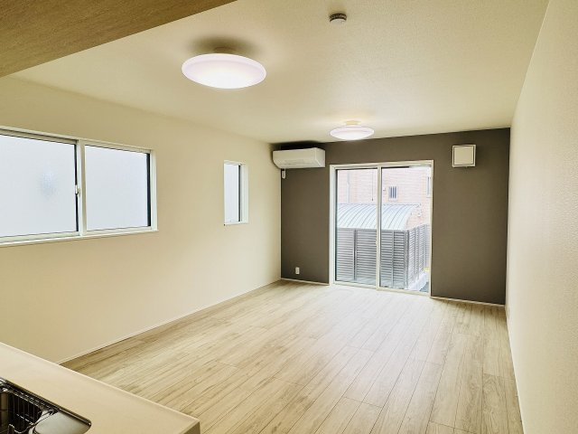八王子市　川口町　平屋（新築一戸建て）０２期の居間・リビング|～16.75帖の明るいLDKで、家族団欒の時間をお過ごしいただけます～