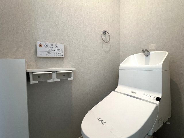 広いが正義の時代は終わった…ミニマリストのミニマリストによるミニマリストのための多様性ある家！こんな家も面白さ全開です！！な、【港北区綱島東】リフォーム戸建のトイレ|シンプルで使いやすいトイレです