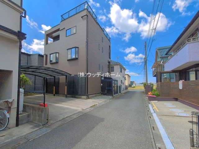越谷市七左町5丁目　中古一戸建ての前面道路含む現地写真