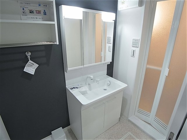 あんしん宮川町の独立洗面台|ワイド幅のシャンプードレッサー、広めの脱衣所