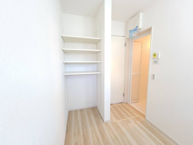 【LIGARE】宇都宮市針ヶ谷 第8期 全1棟の脱衣所|〇リネンスペース〇
ご家族揃って身支度可能なゆとりある洗面室！
増えがちなリネン類もたっぷり収納出来て、スッキリと暮らせます♪
※2026年4月撮影