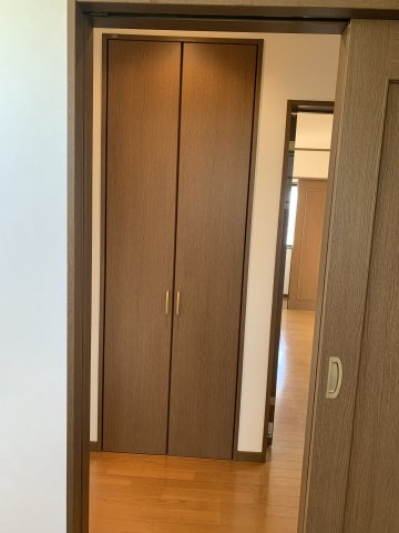 【No.7663】湖山町北3丁目/4LDK/P3台可☆の収納|階段をのぼりきったところに収納スペースが確保されています。
