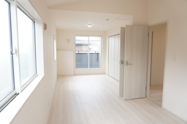 草加市青柳8丁目 新築分譲住宅の洋室|11.25帖（6帖＋5.25帖）