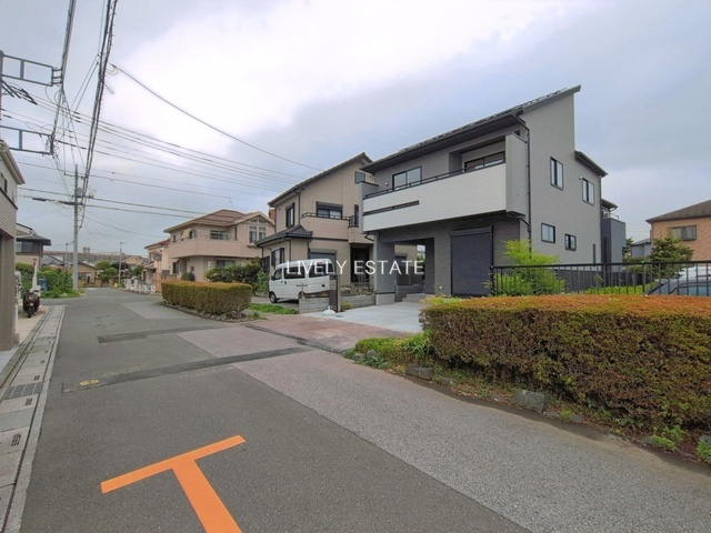 草加市青柳8丁目 新築分譲住宅の前面道路含む現地写真