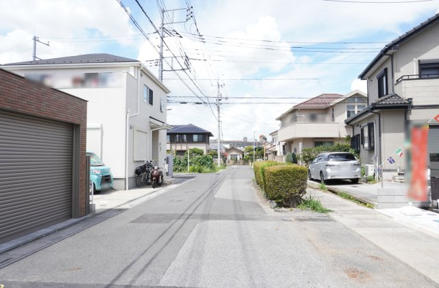 草加市青柳8丁目 新築分譲住宅の前面道路含む現地写真