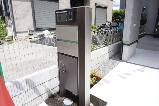 草加市青柳8丁目 新築分譲住宅の設備|インターホン機能・宅配BOX付き門柱