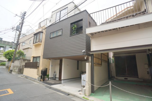 上中里２　戸建の外観|☆建物
木造3階建　延床面積80.91㎡
1階　22.16㎡（ビルトインガレージ部分除く）
2階　33.41㎡
3階　25.34㎡
民泊運営（旅館業法）許可有